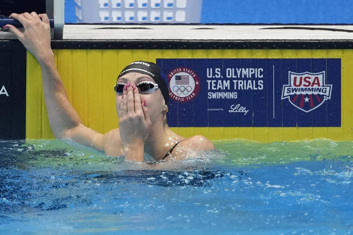 21-årig amerikansk svømmer slår verdensrekord
