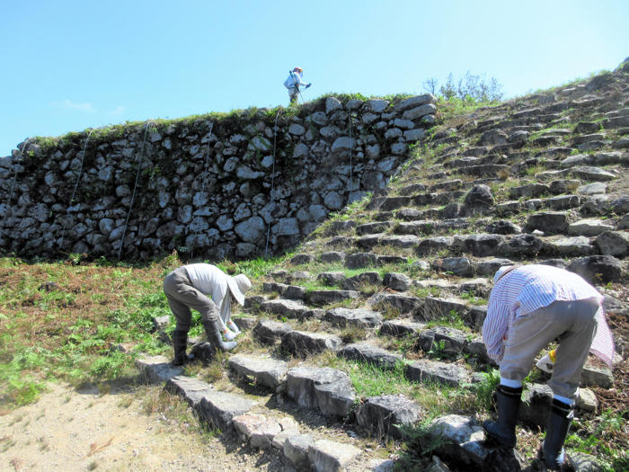 山名氏城跡保存会が日本城郭文化振興賞を受賞 急峻な山城整備を評価