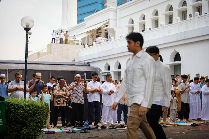 cerita warga yang ikut salat idul adha di masjid al azhar hari ini