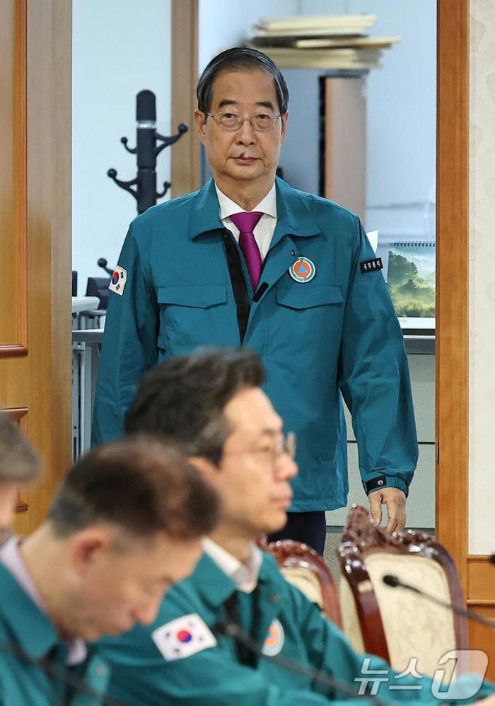 [사진] 중대본 회의 참석하는 한덕수 총리