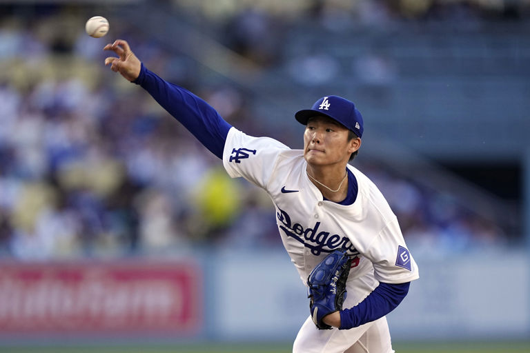 Dodgers' Yoshinobu Yamamoto leaves start vs. Kansas City after 2 innings due to triceps tightness