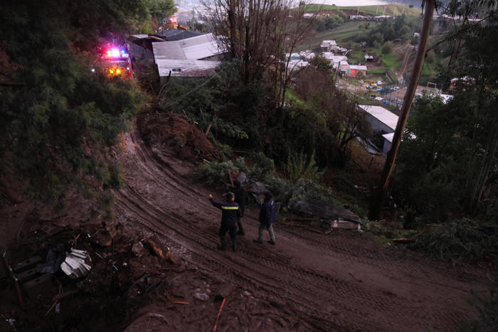 deslizamiento de tierra provoca derrumbes y grietas en viviendas de san rosendo tras sistema frontal: 74 presentan daños