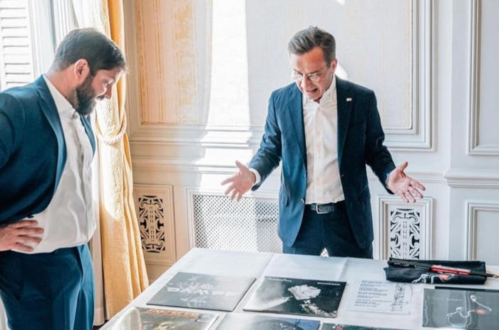 la completa colección de vinilos que primer ministro de suecia le regaló al presidente boric: uno de ellos es de su banda favorita