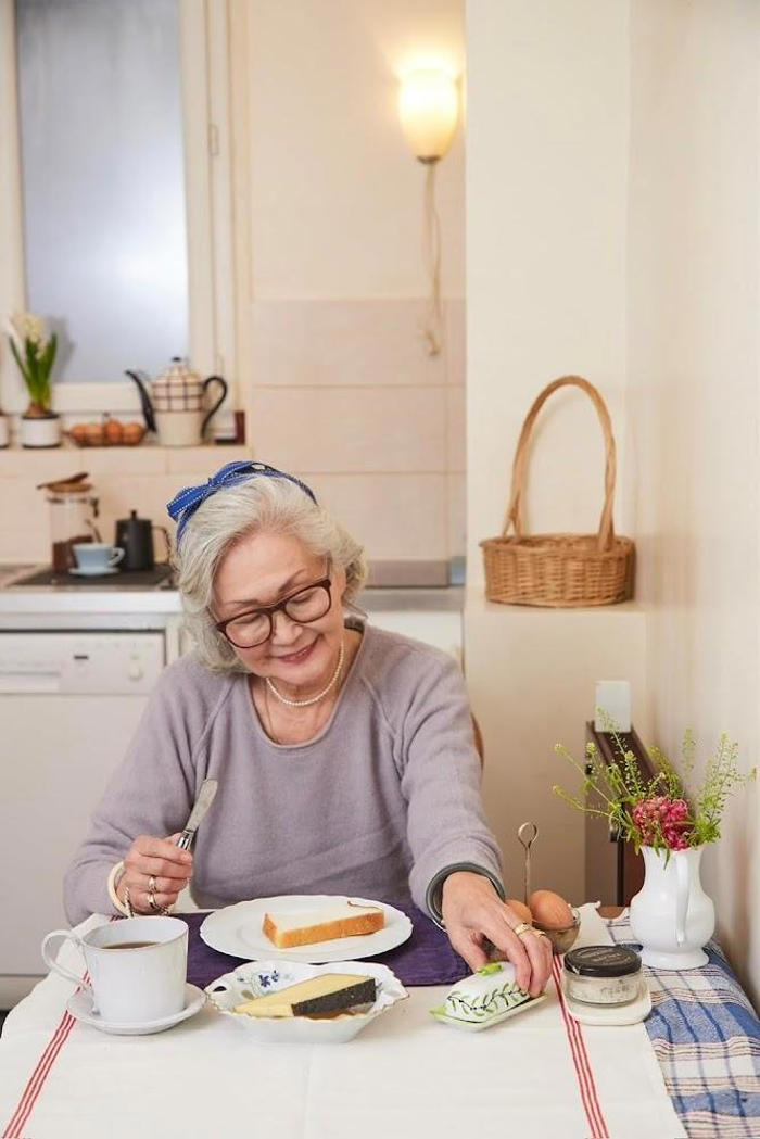 ＜石井庸子＞82歳、パリ在住50年超のマダム 私服、自宅を公開 料理やルーティンも 初のスタイルブック発売