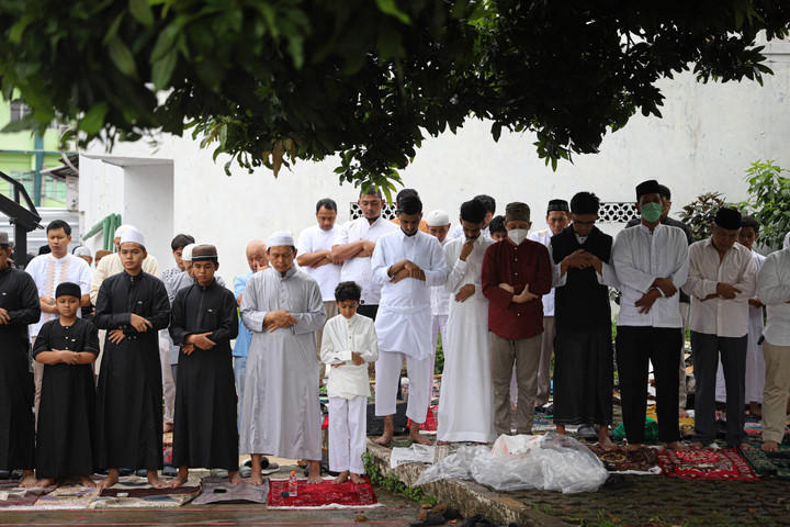 cerita warga yang ikut salat idul adha di masjid al azhar hari ini