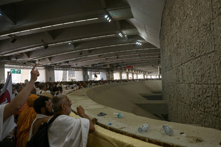 foto: jemaah haji mulai laksanakan lempar jumrah aqabah di jamarat