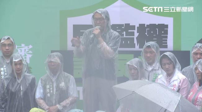 快訊／民進黨全台宣講台北場 民眾無懼大雨上街反藍白國會濫權