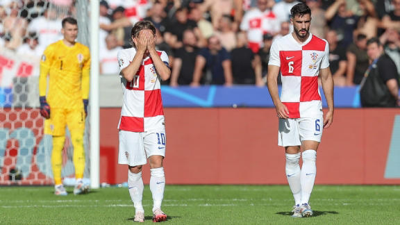 maduro noemt heldere reden waarom sutalo beter voetbalt bij kroatië dan bij ajax