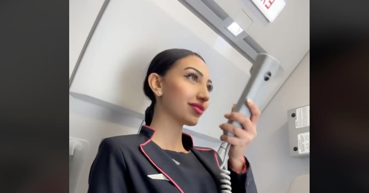 stewardesse afslører: det er ikke kun for at være høflige, de hilser på os, når vi går ombord på flyet