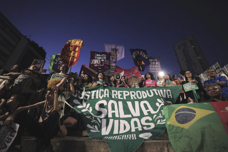 στους δρόμους της βραζιλίας χιλιάδες γυναίκες - διαδηλώνουν εναντίον νόμου που κάνει ακόμη πιο δρακόντεια την απαγόρευση της άμβλωσης