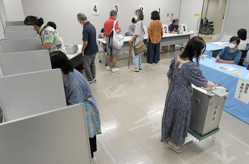 沖縄県議選投票続く、深夜に大勢 辺野古巡り知事派と不支持派争う