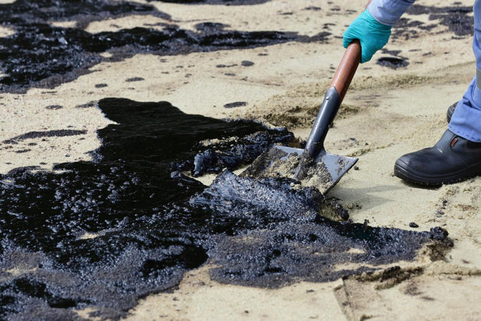 singapur limpia la marea negra causada por el impacto de una draga contra un petrolero