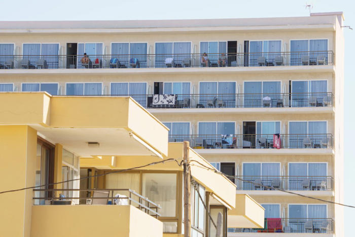 urlaub auf mallorca: deutscher steht auf balkon an der playa – was er dann macht, ist kaum zu fassen