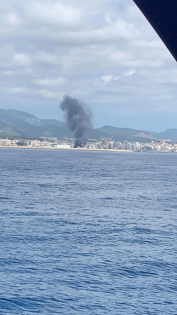 explosion auf mallorca: schwarze rauchwolke von der playa aus zu sehen