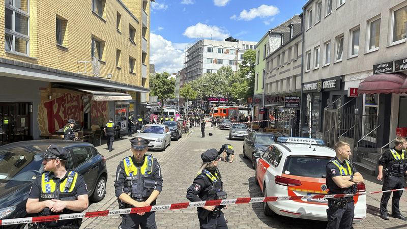 hamburgban a rendőrök rálőttek egy csákánnyal és molotov-koktéllal fenyegető férfire