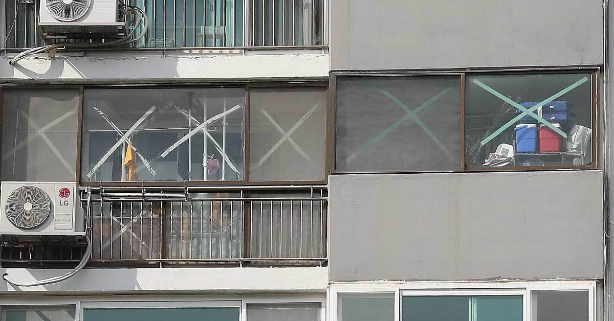 50대 여성이 거주 중인 인천 아파트 유리창서 발견된 의문의 구멍