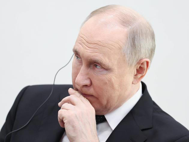 neue sanktionen treffen putin hart: driftet russlands wirtschaft in eine finanzkrise?