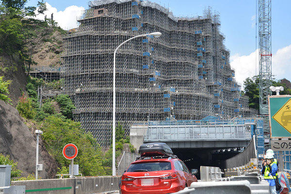 なんというスケール…高速道路上の巨大「足場要塞」ついに潜入 「石ころ一つ落とさない」ために準備6年!? 今まさに格闘中！