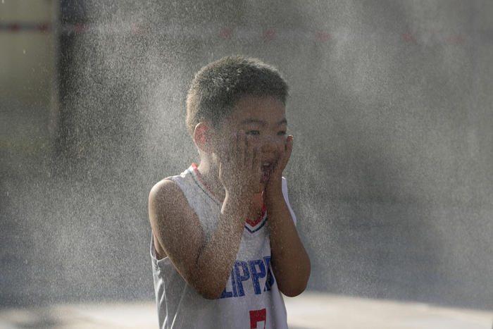 중국, 뜨거운 북부 비 쏟아지는 남부…대륙 강타한 여름철 이상기후