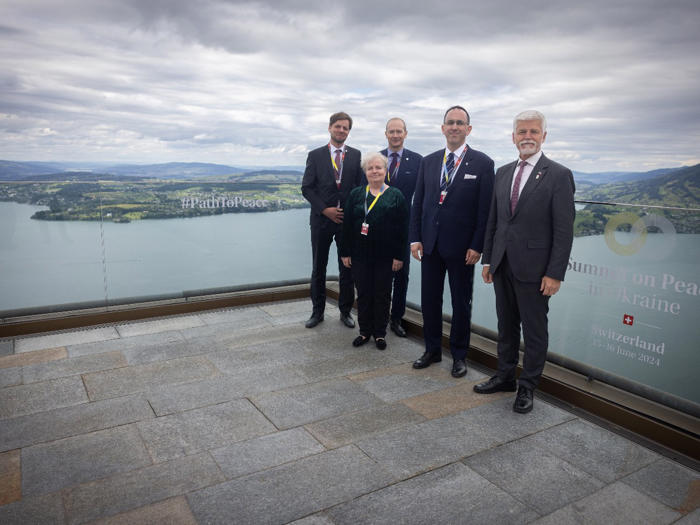 pavel vzal do švýcarska drábovou. na mírovém summitu řeší jadernou bezpečnost