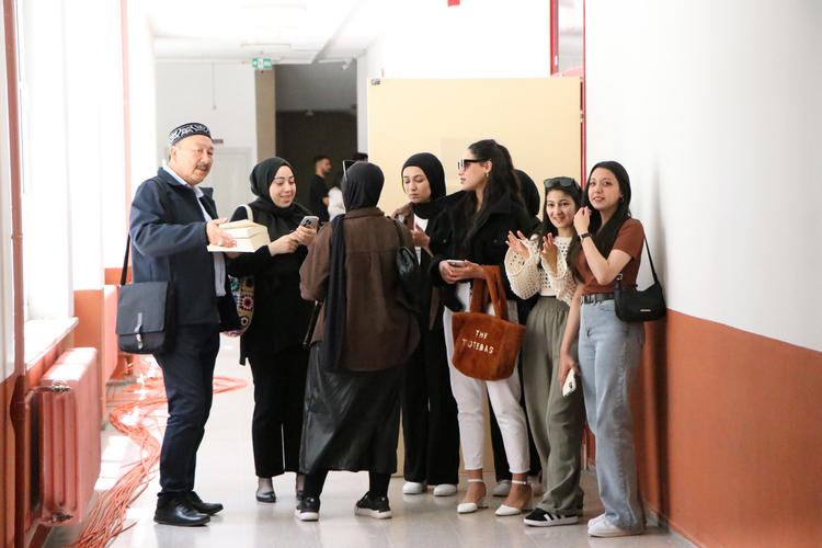 kazak türkü 62 yaşında üniversite okuyarak köklerini öğreniyor