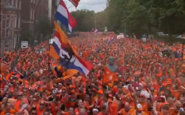 oranje-supporters nemen hamburg over: 'je kan alleen maar van die nederlanders houden'