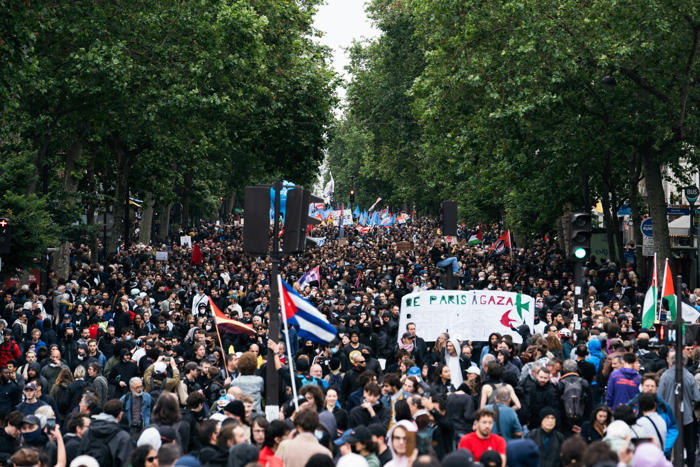 franciák százezrei vonultak utcára le pen szélsőjobboldali pártja ellen