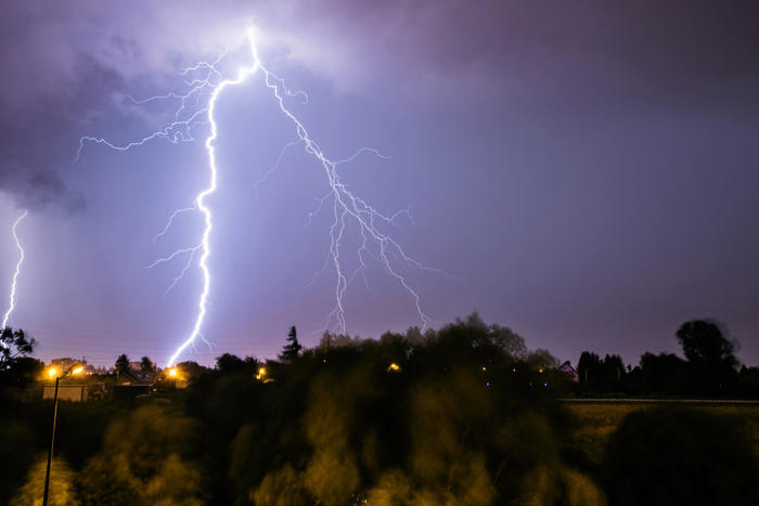 alert rcb dla całej polski. burze, ulewne deszcze i grad. 