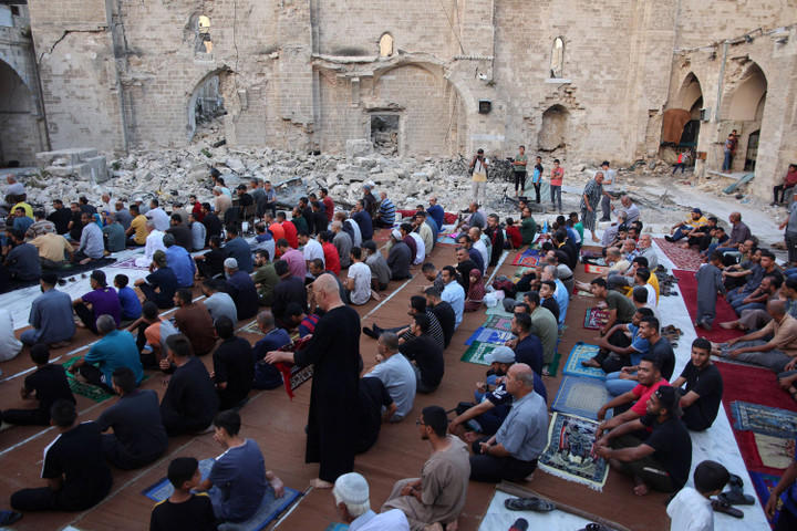 foto: warga palestina laksanakan salat idul adha di reruntuhan masjid di gaza