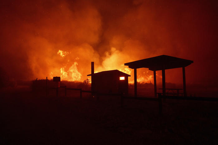 avance de incendio al norte de los ángeles provoca la evacuación de 1.200 personas