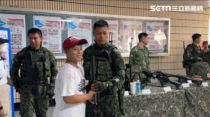 摸了回不去！黃埔校慶秀「國造狙擊槍t108」男童要簽 父喊台灣有希望