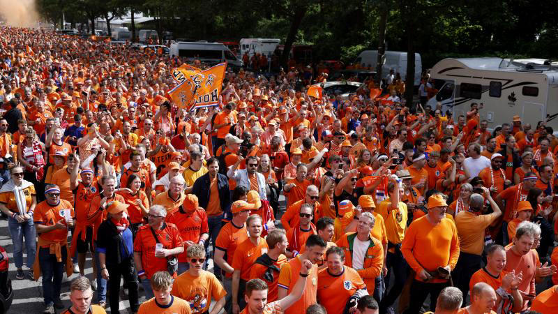 euro 2024 : les supporters néerlandais envahissent les rues de hambourg avant le match entre la pologne et les pays-bas (vidéos)