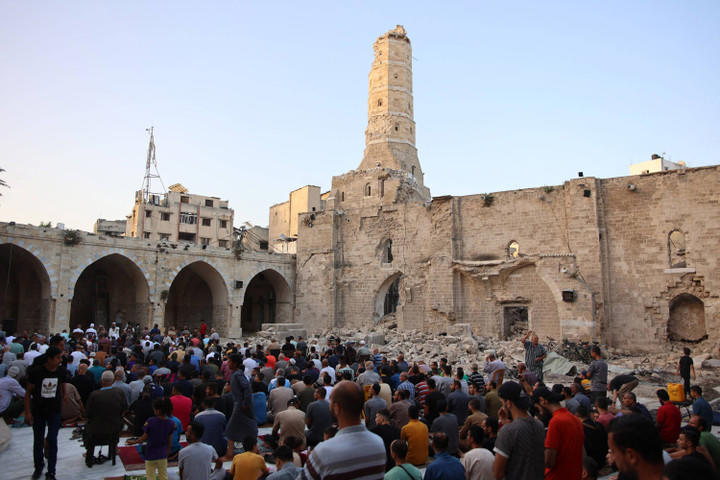 foto: warga palestina laksanakan salat idul adha di reruntuhan masjid di gaza
