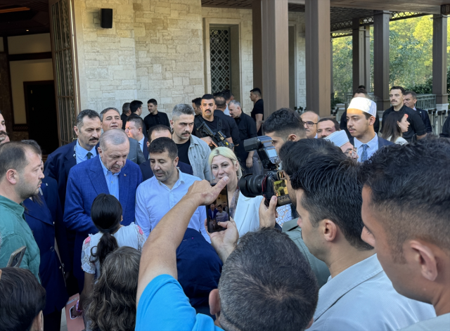 cumhurbaşkanı erdoğan'ı camide gören vatandaşlar etrafını sardı