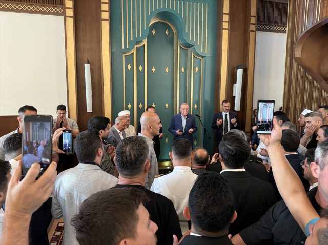 cumhurbaşkanı erdoğan'ı camide gören vatandaşlar etrafını sardı
