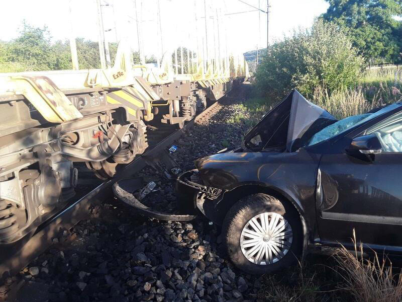 na chomutovsku se střetl vlak s osobním autem, řidič nadýchal 3,33 promile
