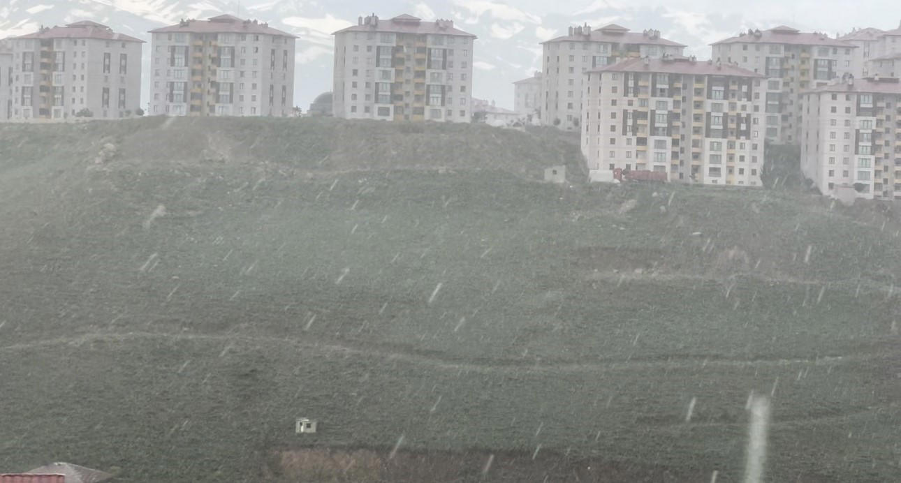 yüksekova’da dolu yağışı