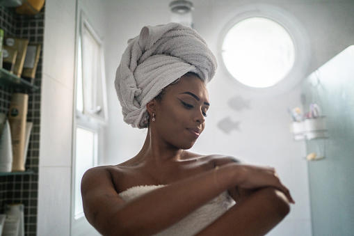 this is how long you should shower for, according to a dermatologist