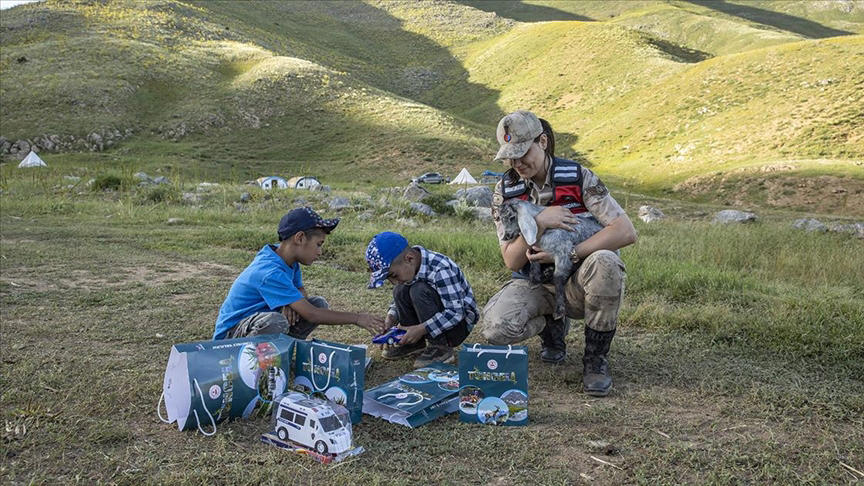 tunceli'de jandarma ekipleri yayladaki çocukların yüzünü hediyelerle güldürdü