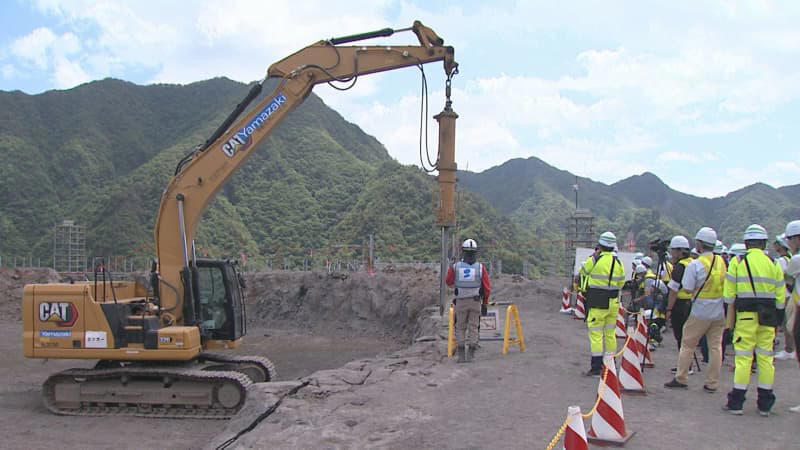 上信越自動車道 巨岩の撤去工事現場を一般公開 群馬・安中市
