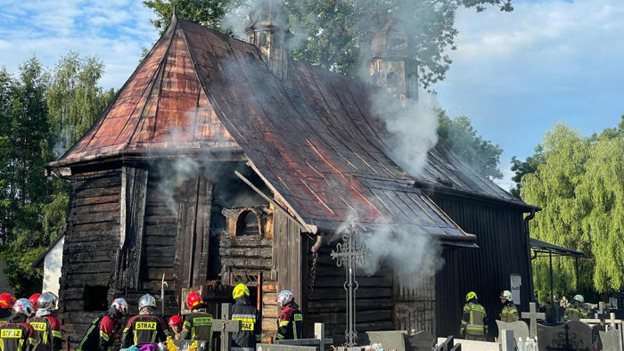 płonie zabytkowy kościół z 1686 r. z żywiołem walczy 84 strażaków! [zdjęcia]