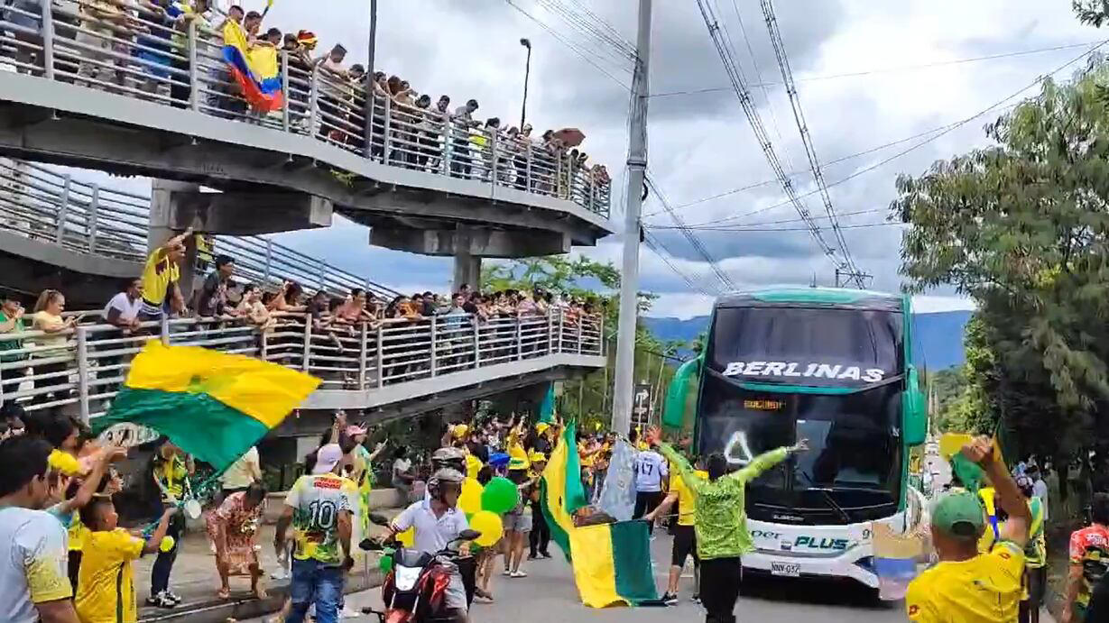 jugadores del bucaramanga fueron recibidos como héroes; miles de personas salieron a las calles a festejar el sueño cumplido