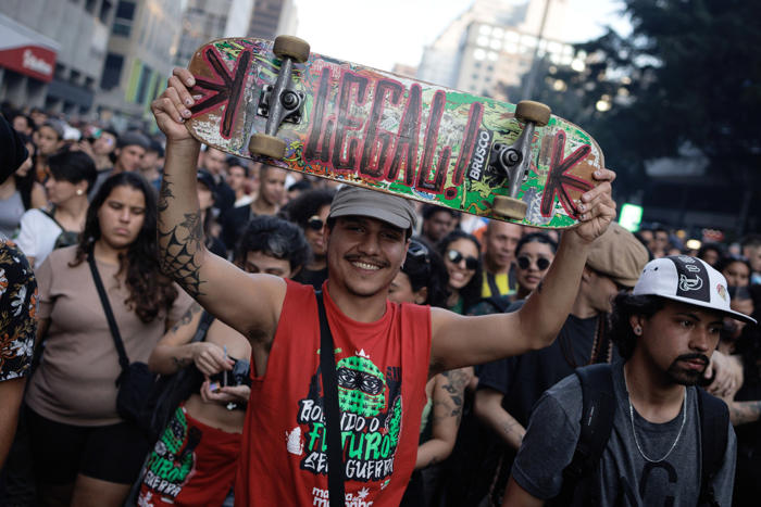 la marcha de la marihuana en brasil protesta contra la política antidrogas del parlamento