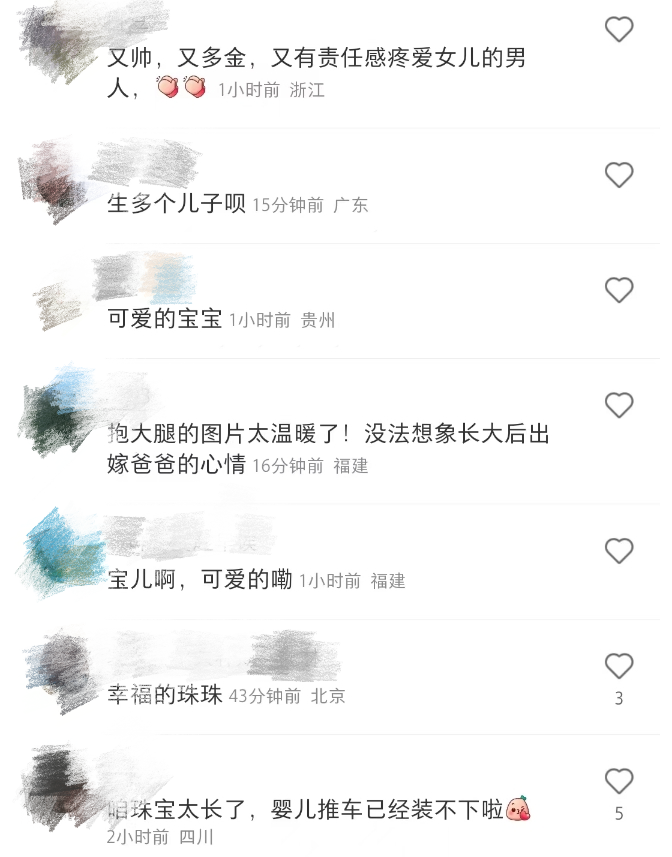 朱珠老公带女儿出街，珠宝长太快，蜷缩婴儿推车里小长腿无处安放