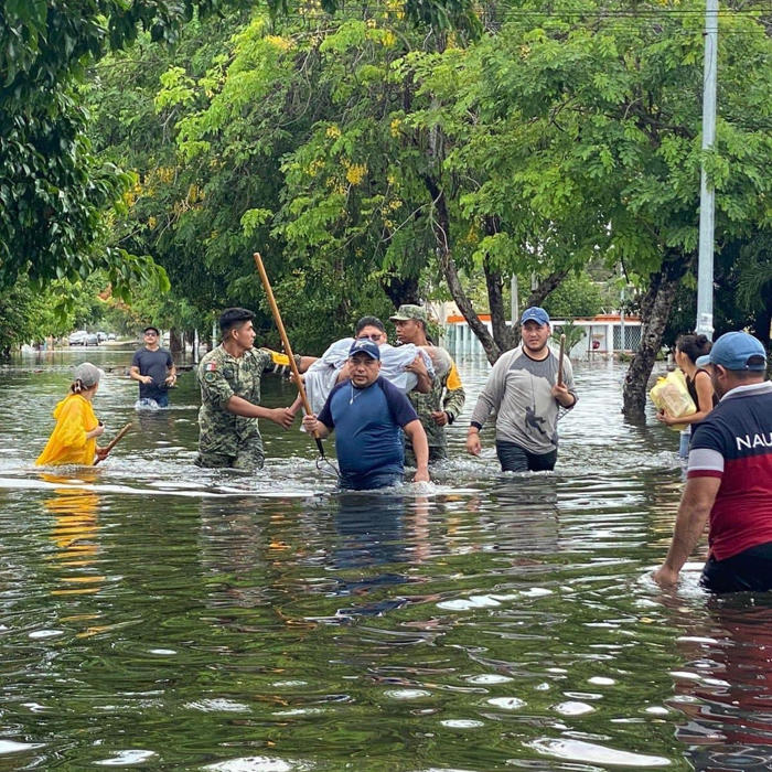 llevan apoyos a damnificados por inundación y lluvias atípicas en chetumal