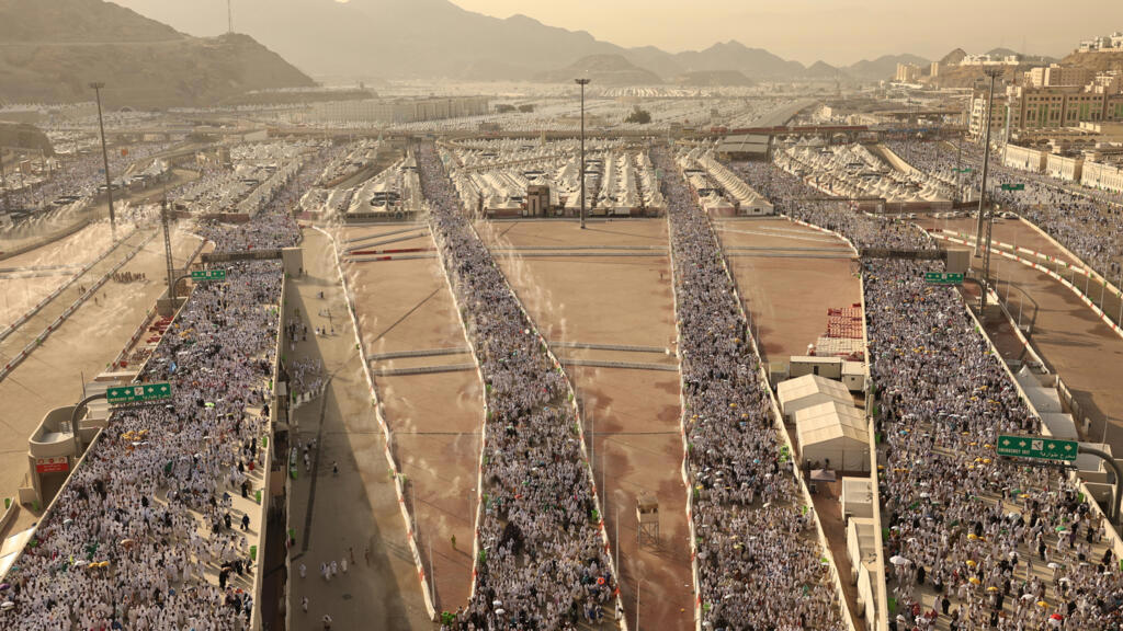 at least 19 hajj pilgrims die as temperatures soar in saudi arabia