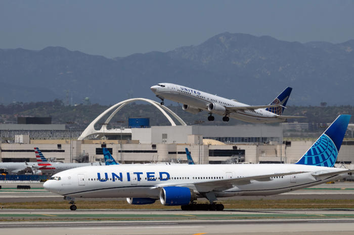 united airlines boeing 777 passengers panic after oxygen mask announcement