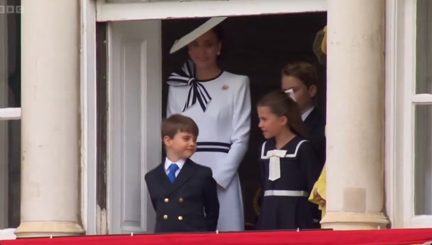 英王室の６歳王子、姉の制止にも天真爛漫なダンス
