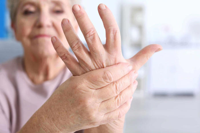 conozca la causa de la enfermedad más común en los adultos mayores: la artritis