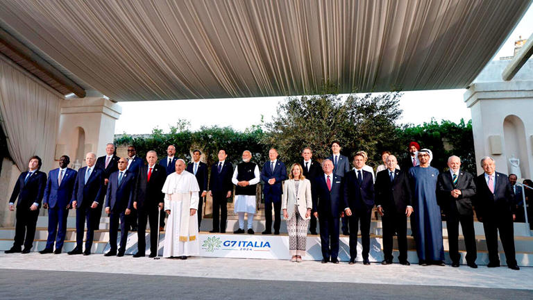 Milei em uma ponta e Lula na outra, durante o encontro do G7